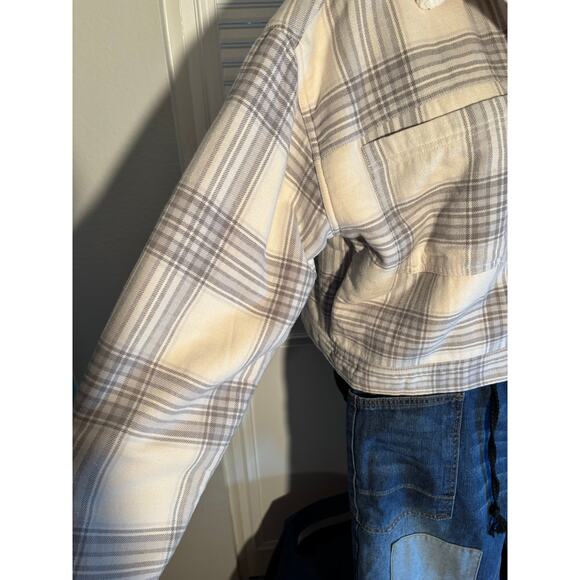 AERIE Cropped Sherpa Lined Shacket Natural Grey & Cream Plaid Pearl Snap Front - Picture 12 of 13